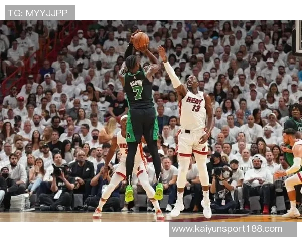 杰伦布朗表现稳定但未能带领球队获胜18投9中斩获25分6篮板4助攻 杰伦布朗表现稳定但未能带领球队获胜18投9中斩获25分6篮板4助攻