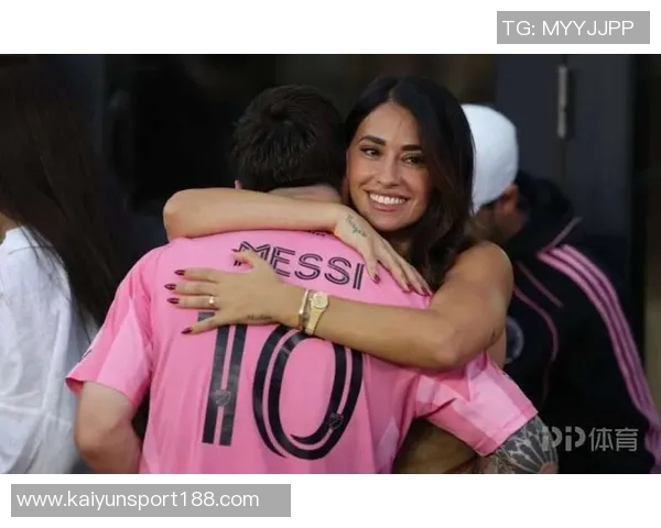 安东内拉社媒分享与梅西甜蜜合影为国家队加油助威